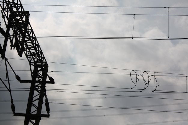 Vue à bas angle de la silhouette du pylône électrique contre le ciel