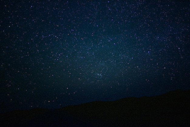 Vue à bas angle de la silhouette de la montagne contre le ciel la nuit