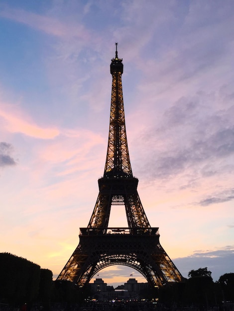 Vue à bas angle de la silhouette de la tour Eiffel contre le ciel au coucher du soleil