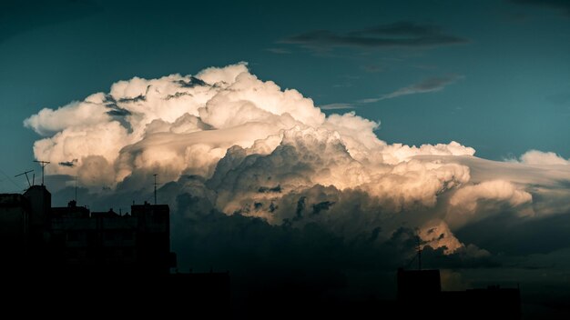 Photo vue à bas angle des silhouettes des bâtiments contre le ciel au coucher du soleil