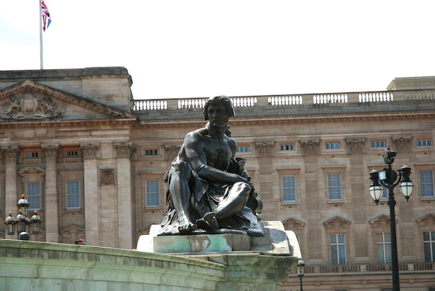 Vue à bas angle de la statue contre le bâtiment