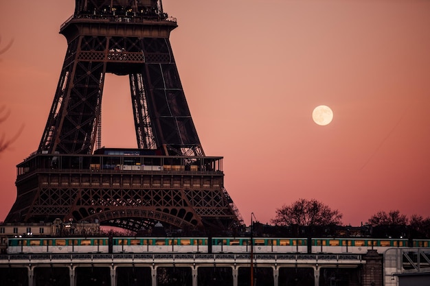 Vue à bas angle de la statue contre le ciel au coucher du soleil