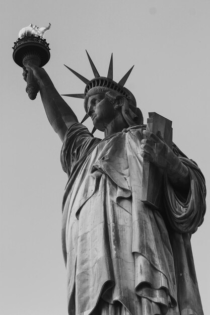 Vue à bas angle de la statue contre un ciel dégagé