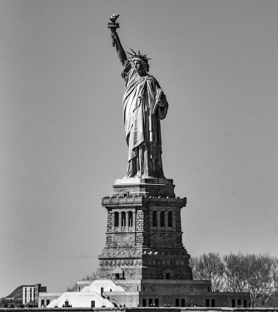 Photo vue à bas angle de la statue contre le ciel