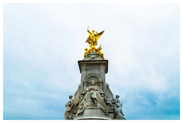 Vue à bas angle de la statue contre le ciel