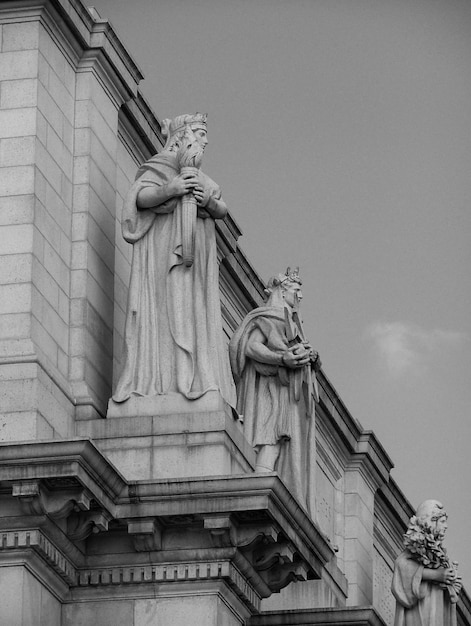 Vue à bas angle de la statue contre le ciel