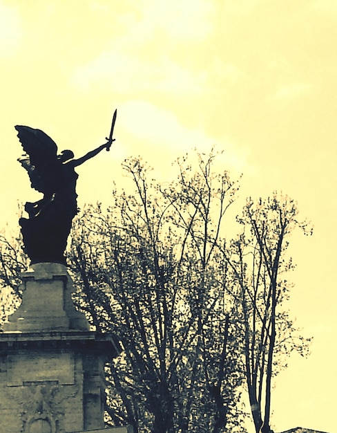 Photo vue à bas angle de la statue contre le ciel