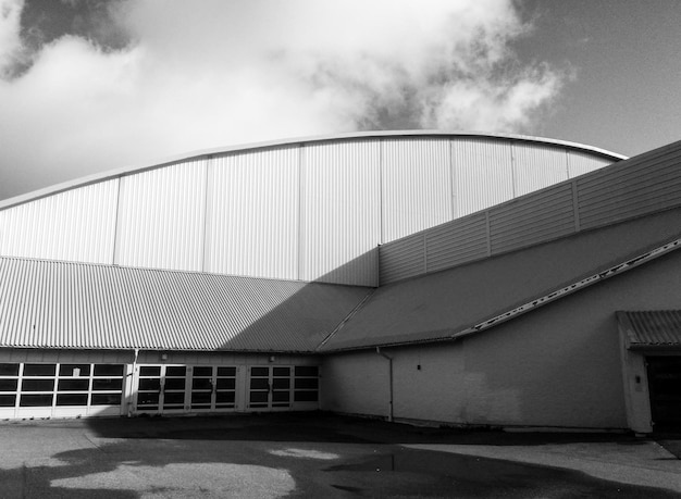 Vue en bas angle de la structure construite contre le ciel