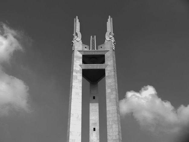 Photo vue à bas angle de la structure historique contre le ciel