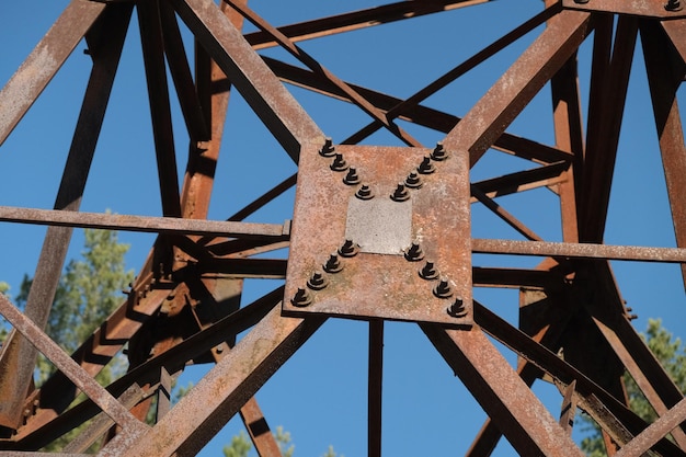 Photo vue à bas angle d'une structure métallique rouillée contre le ciel