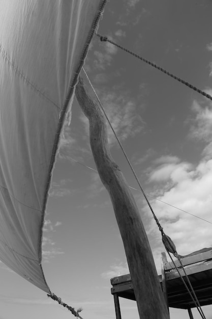 Vue à bas angle de la toile du bateau contre le ciel