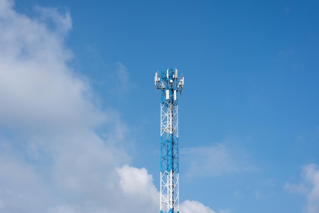 Vue en bas angle de la tour de communications contre le ciel