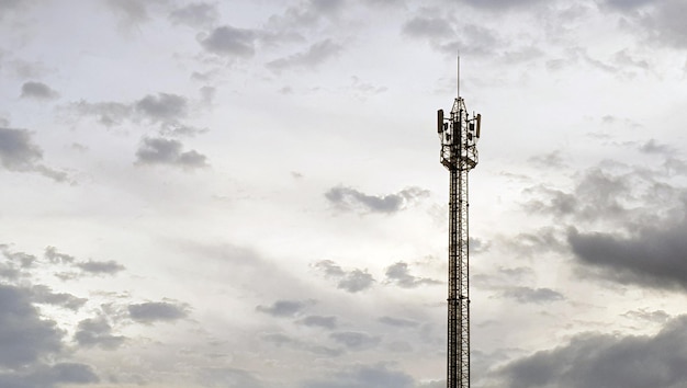 Photo vue à bas angle de la tour de communications contre le ciel