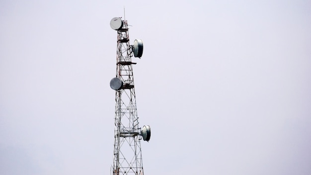 Photo vue à bas angle de la tour de communications contre le ciel