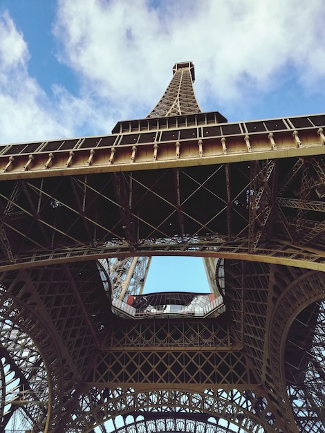 Photo vue à bas angle de la tour contre un ciel nuageux