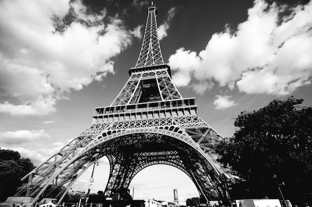 Vue à bas angle de la tour contre un ciel nuageux