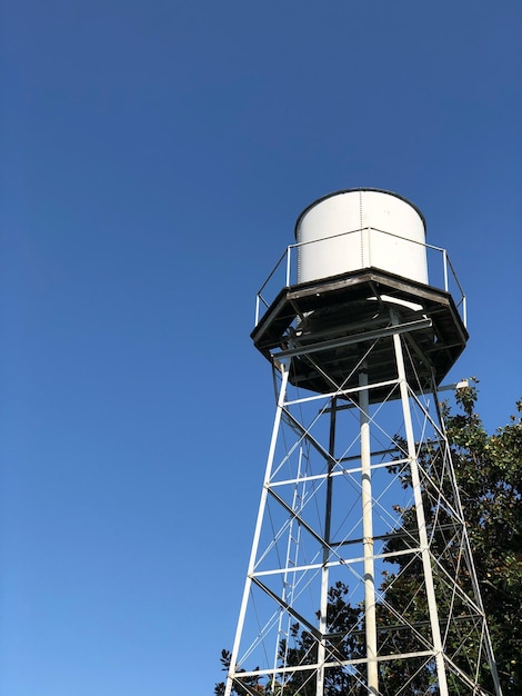 Vue à bas angle de la tour d'eau contre un ciel bleu clair