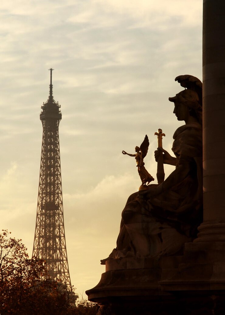 Photo vue à bas angle de la tour eiffel sur un ciel nuageux