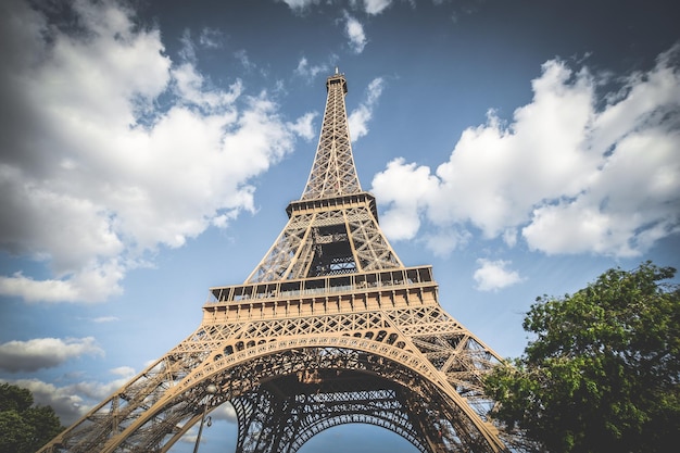 Vue à bas angle de la tour Eiffel contre le ciel