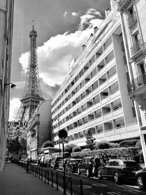 Photo vue à bas angle de la tour eiffel en ville contre le ciel