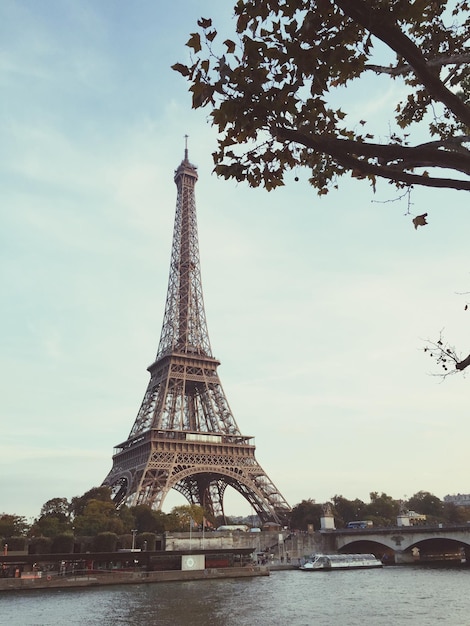 Vue à bas angle de la tour Eiffel en ville contre le ciel