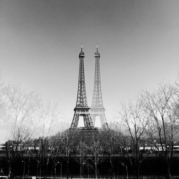 Vue à bas angle de la tour Eiffel