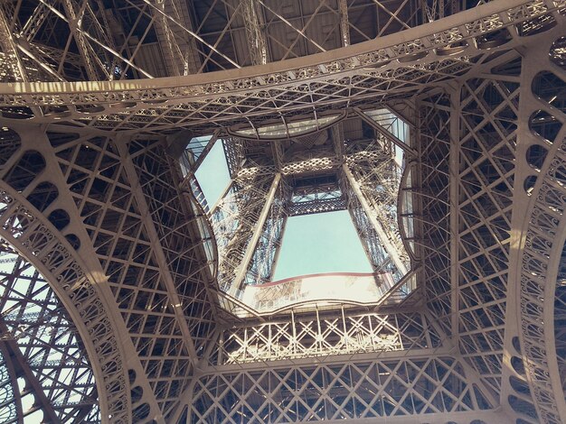 Photo vue à bas angle de la tour eiffel