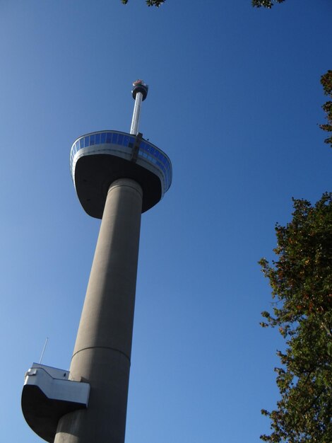 Photo vue à bas angle de la tour euromast contre un ciel bleu clair