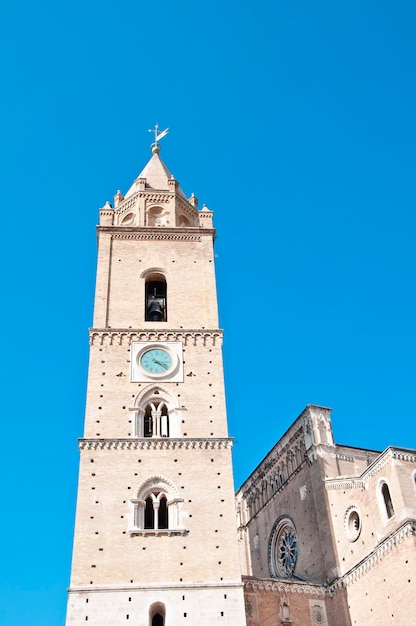 Vue à bas angle de la tour de l'horloge à Chieti contre un ciel bleu clair