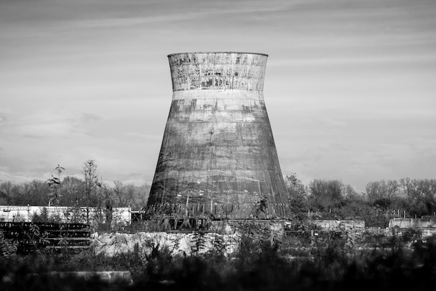 Photo vue à bas angle de la tour de refroidissement abandonnée contre le ciel