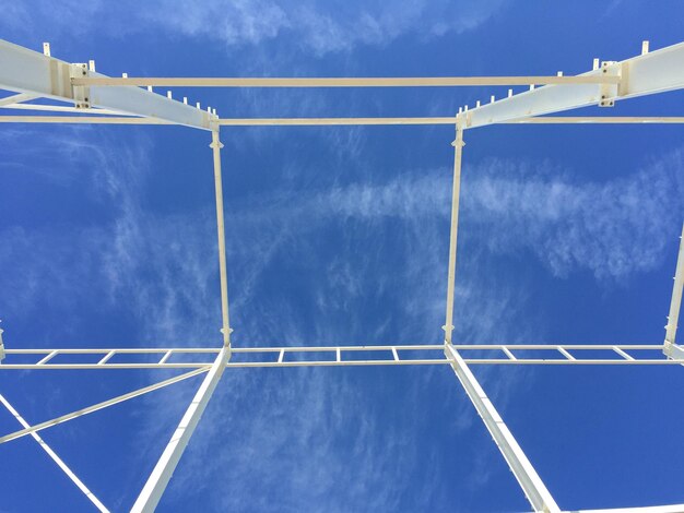 Photo vue à bas angle de la traînée de vapeur contre le ciel bleu