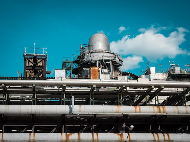 Vue à bas angle de l'usine contre le ciel bleu