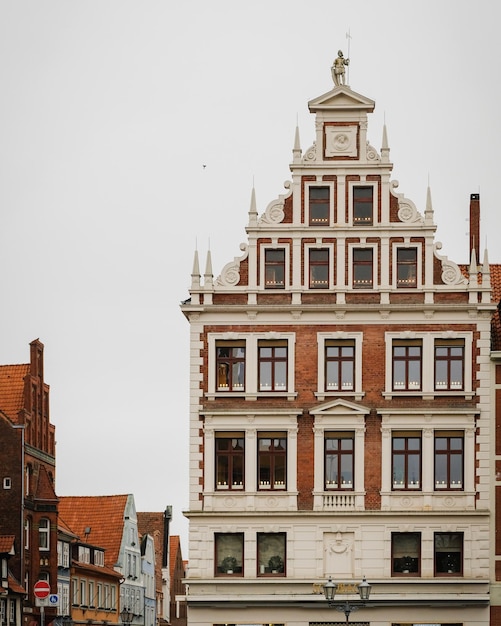 Vue à bas angle de vieux bâtiments avec une belle architecture contre le ciel