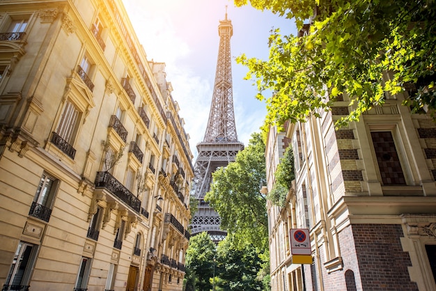 Vue d'en bas sur les beaux bâtiments et la tour Eiffel par temps ensoleillé à Paris