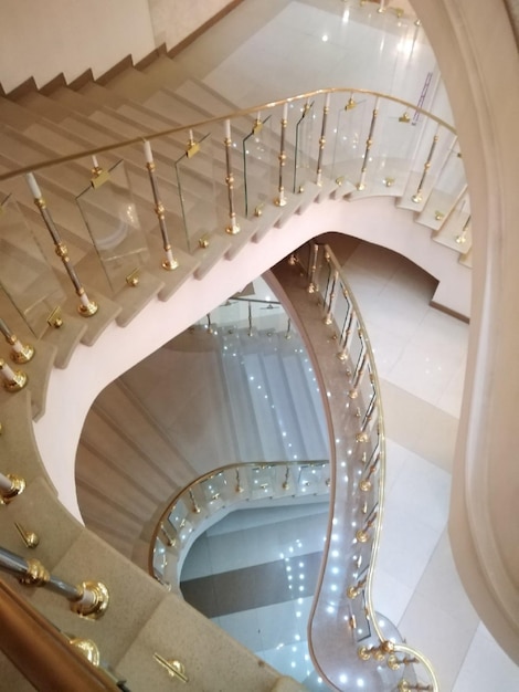 Vue en bas des escaliers du théâtre dramatique