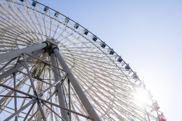 Vue de bas de la roue de Ferris