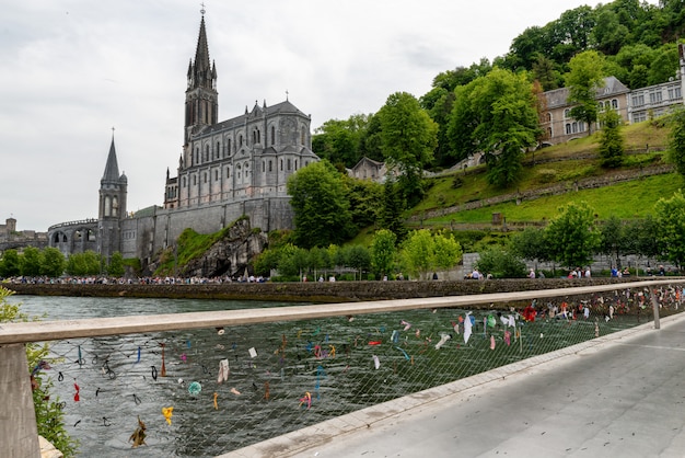 Vue de la basilique de Lourdes en France