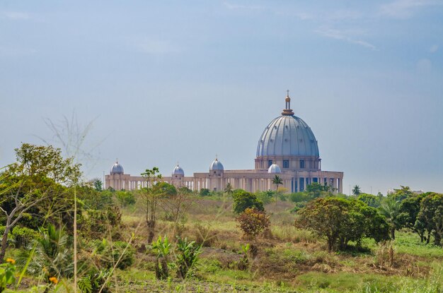 Photo vue de la basilique de notre-dame de la paix à yamoussoukro contre le ciel