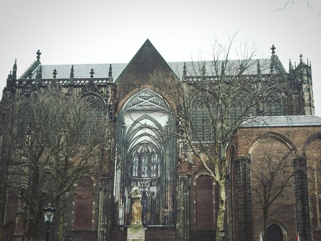 Photo vue basse de l'ancienne église contre le ciel