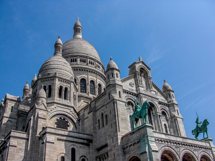 Photo vue basse de la basilique du sacre coeur contre le ciel