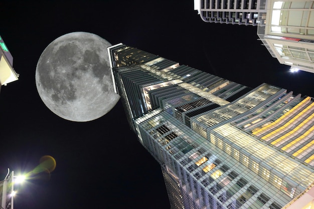 Photo vue basse d'un bâtiment moderne la nuit.