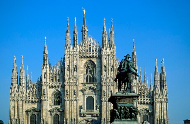 Photo vue basse de la cathédrale contre le ciel bleu