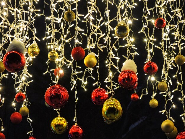 Vue basse de la décoration de Noël la nuit