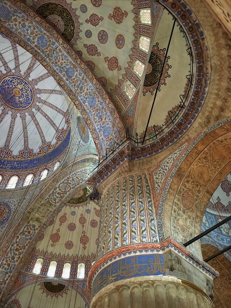 Photo vue basse du plafond de la mosquée du sultan ahmed
