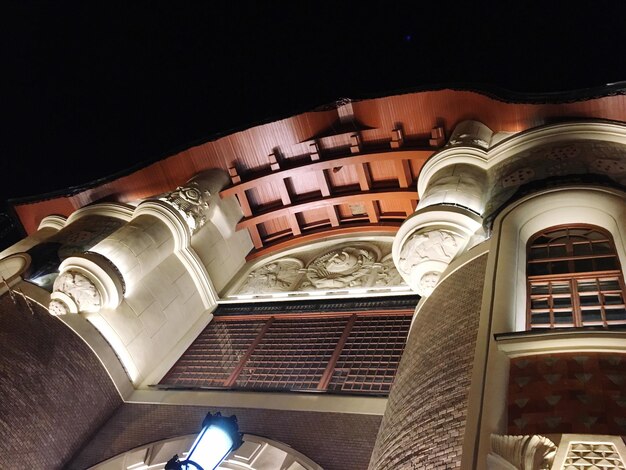 Photo vue basse du temple la nuit.