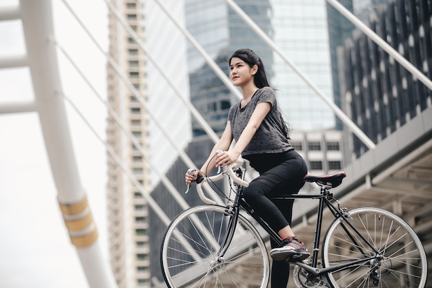 Vue basse d'une femme à vélo en ville