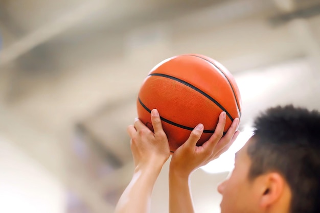 Vue basse d'un garçon jouant au basket sur le terrain