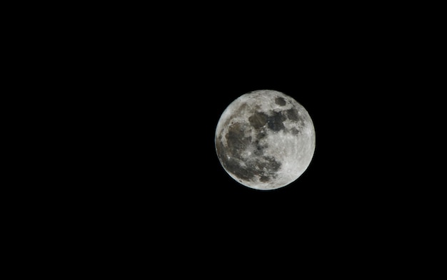 Vue basse de la lune dans le ciel