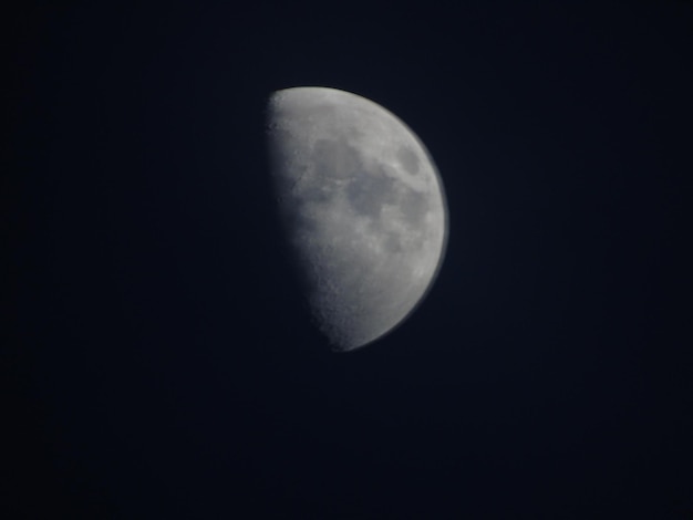 Vue basse de la lune dans le ciel