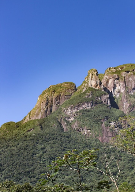 Photo vue basse de la montagne sur un ciel bleu clair